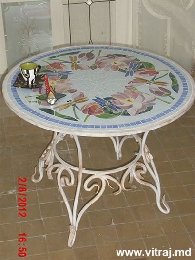 Оригинальный мозаичный стол